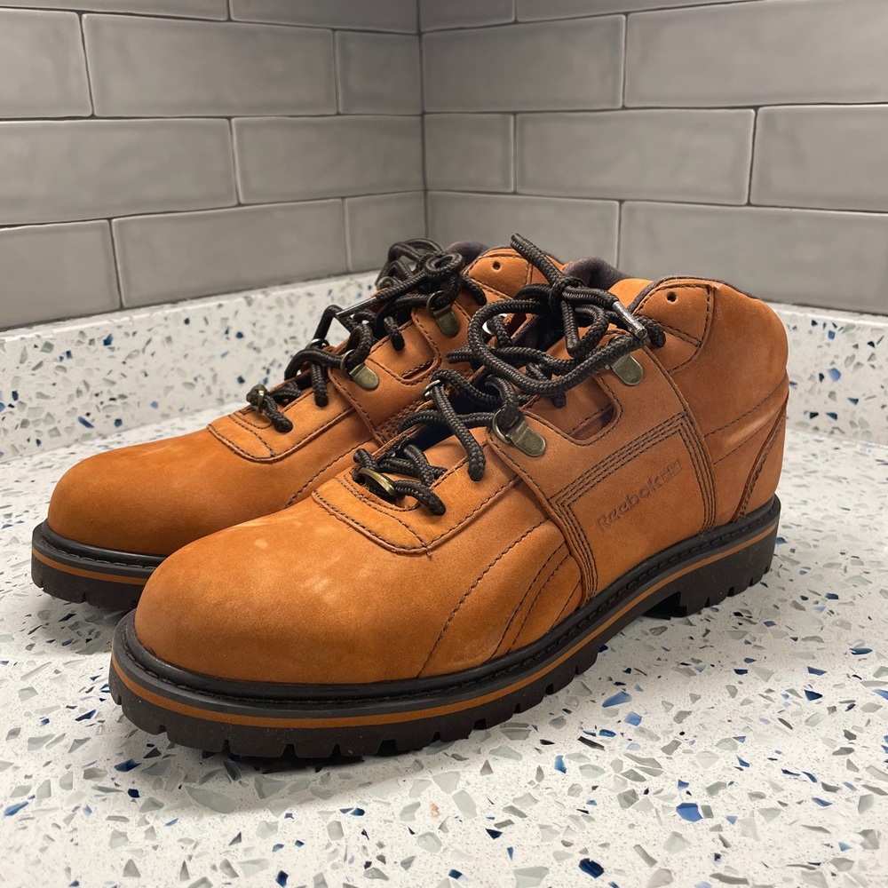 Reebok CL A boot NEW